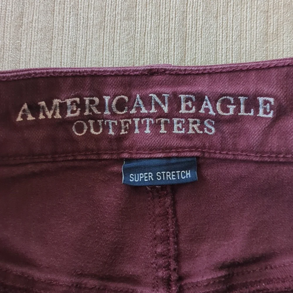 AEO Super Stretch Hi Rise Frayed Hem Shortie Cut Off Mom Shorts 00 Burgundy - Picture 3 of 13